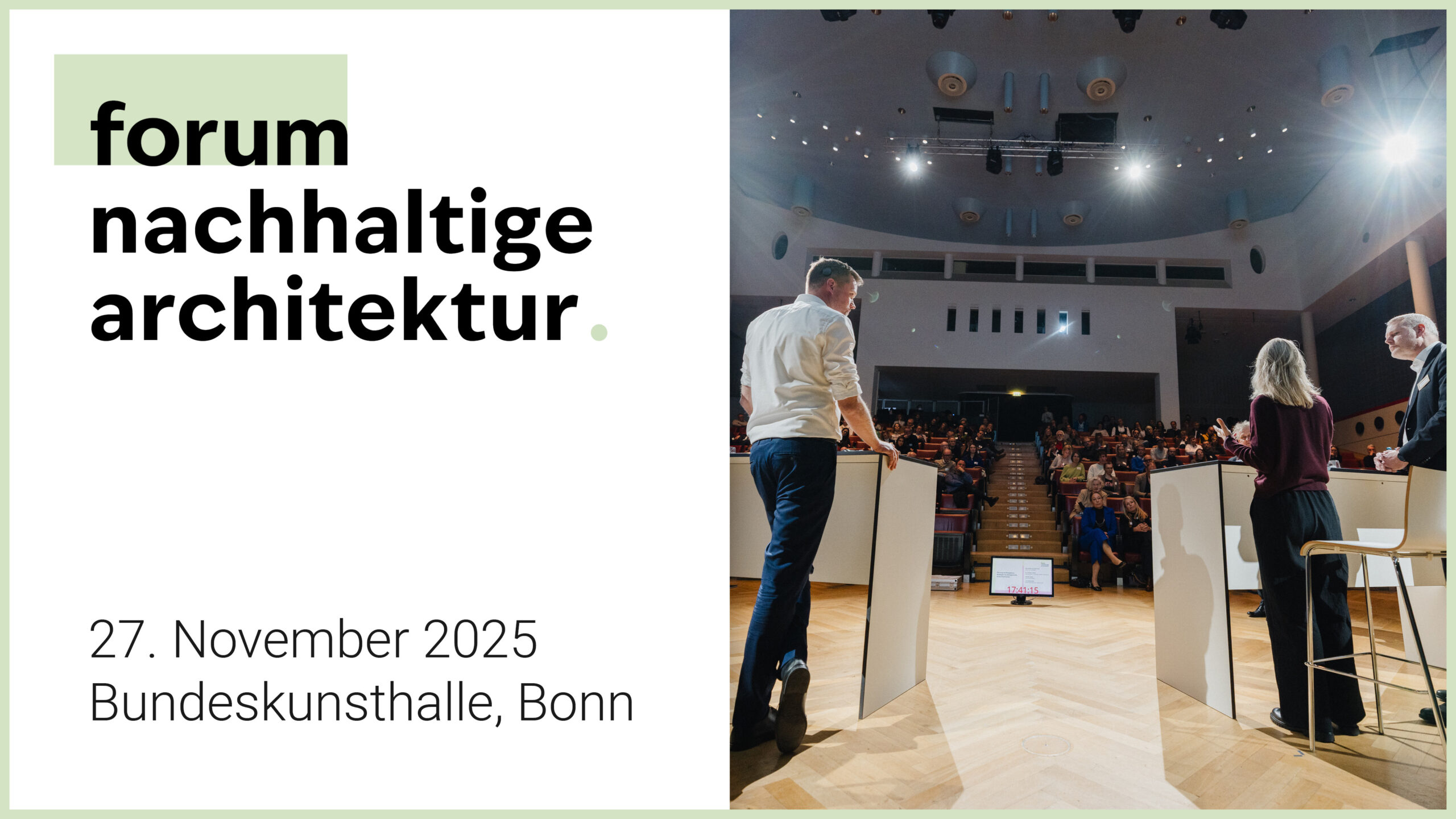 Thumbnail zum Eventfilm. Links ist das Veranstaltungslogo zu sehen sowie der Text "27. November 2025, Bundeskunsthalle, Bonn". Auf der Rechten Seite ist ein Foto zu sehen, das Referierende auf der Bühne von hinten aus der Froschperspektive zeigt. Der Blick ist ins Publikum gerichtet.
